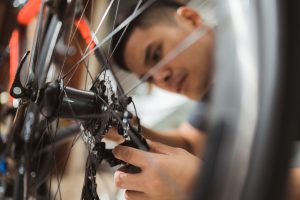 Säkra arbetskläder för en cykelmekaniker